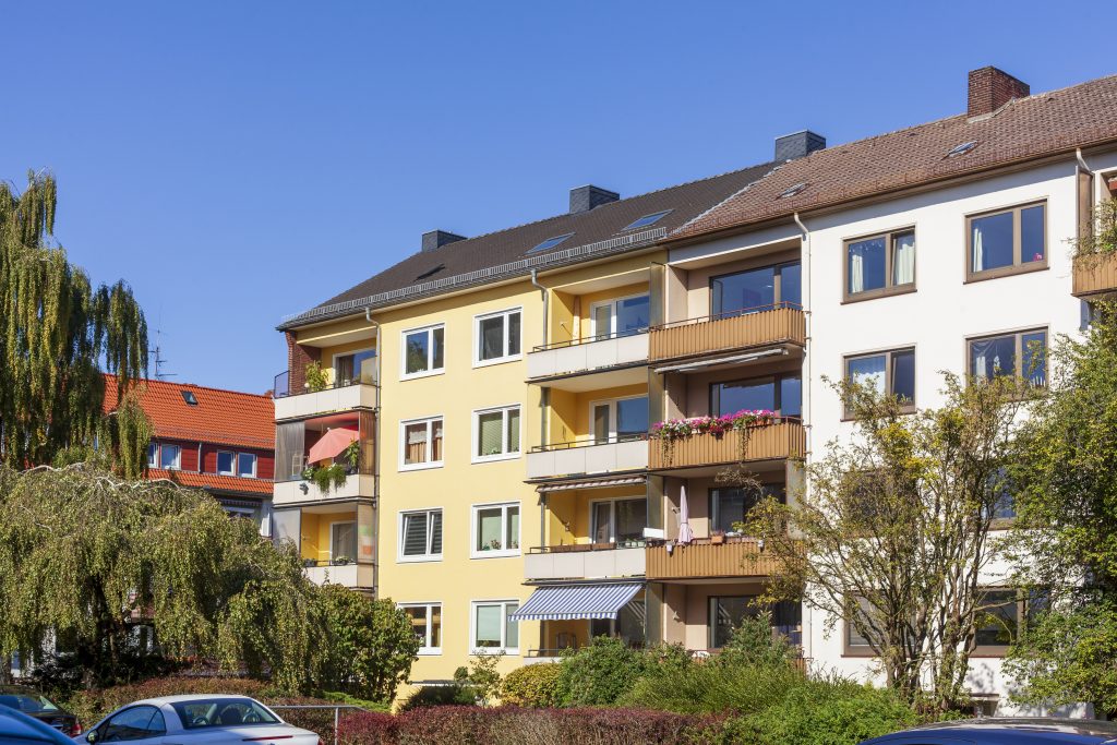 Mehrfamilienhaus aus dem Bestand mit Balkonen und Vorgarten