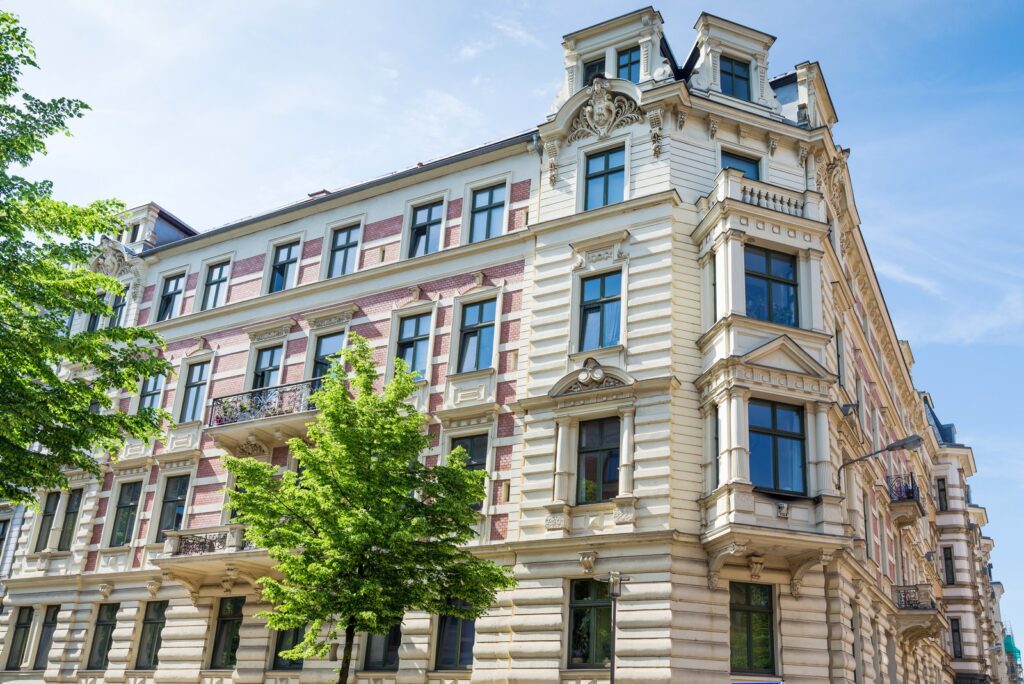 Verzierte Fassade eines Gründerzeit-Altbaus mit hohen Fenstern