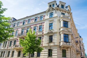 Verzierte Fassade eines Gründerzeit-Altbaus mit hohen Fenstern