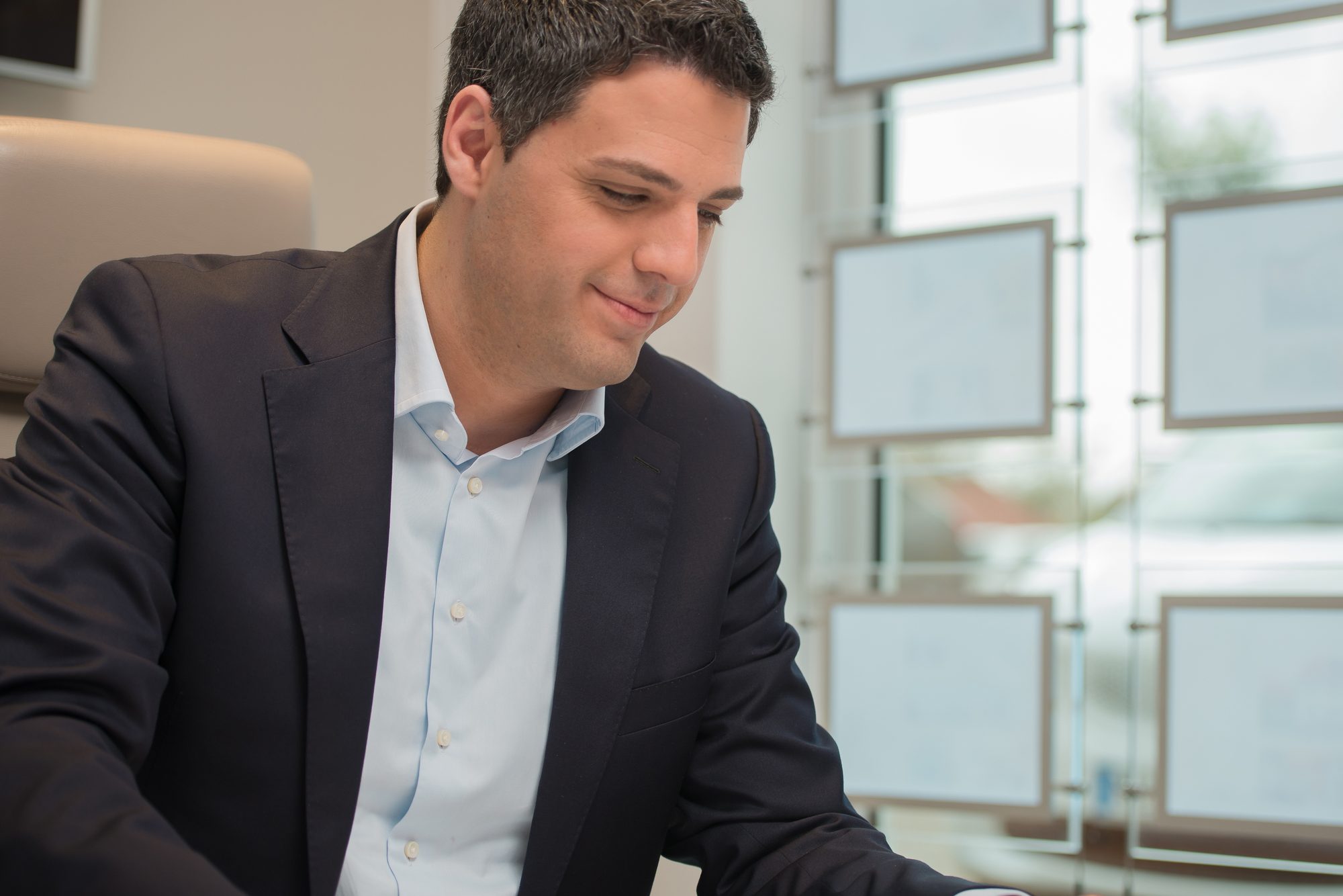 David Gold im Beratungsgespräch zum Immobilienverkauf im Büro in Mainz