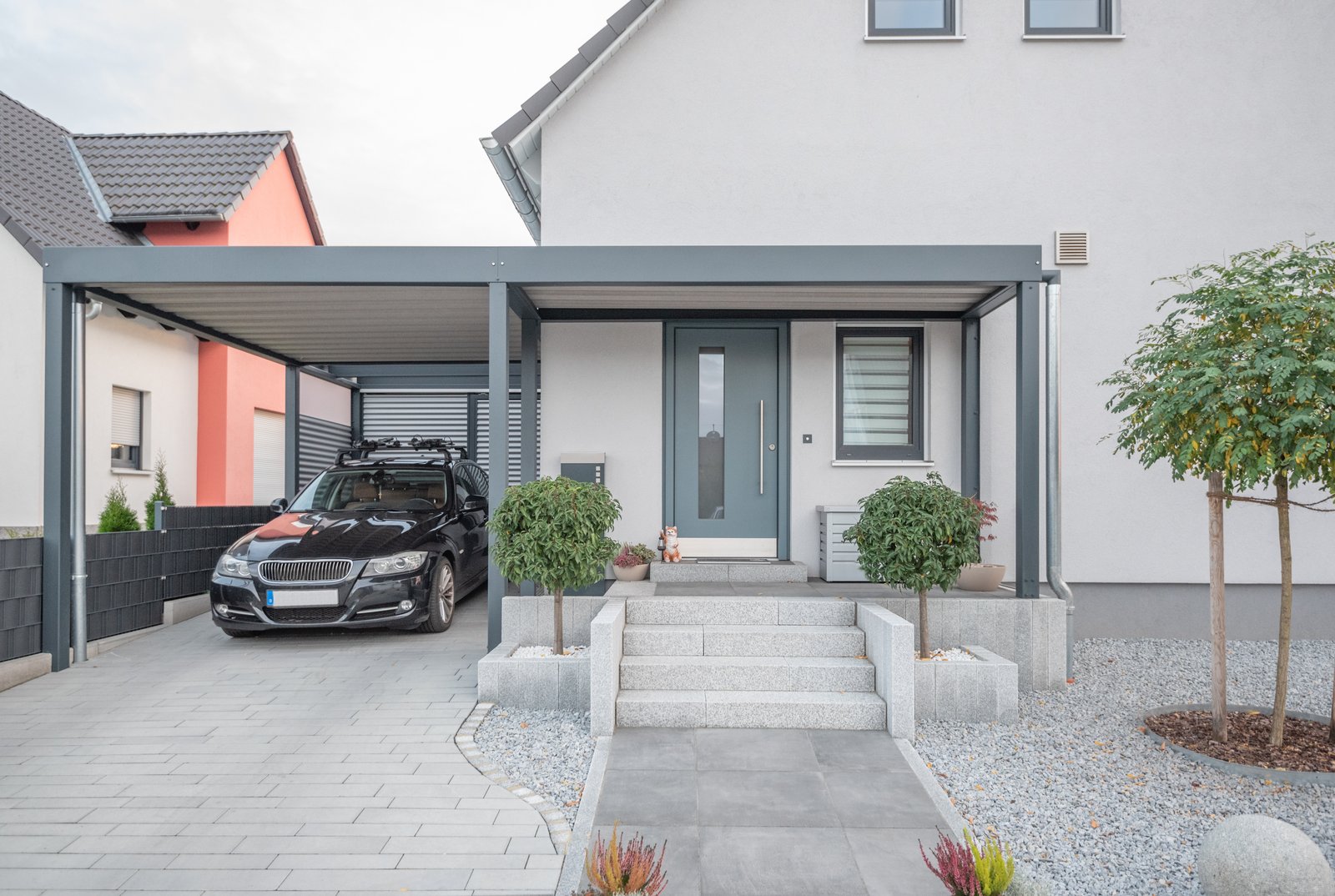 Einfamilienhaus mit Carport und Stellplatz vor der Tür
