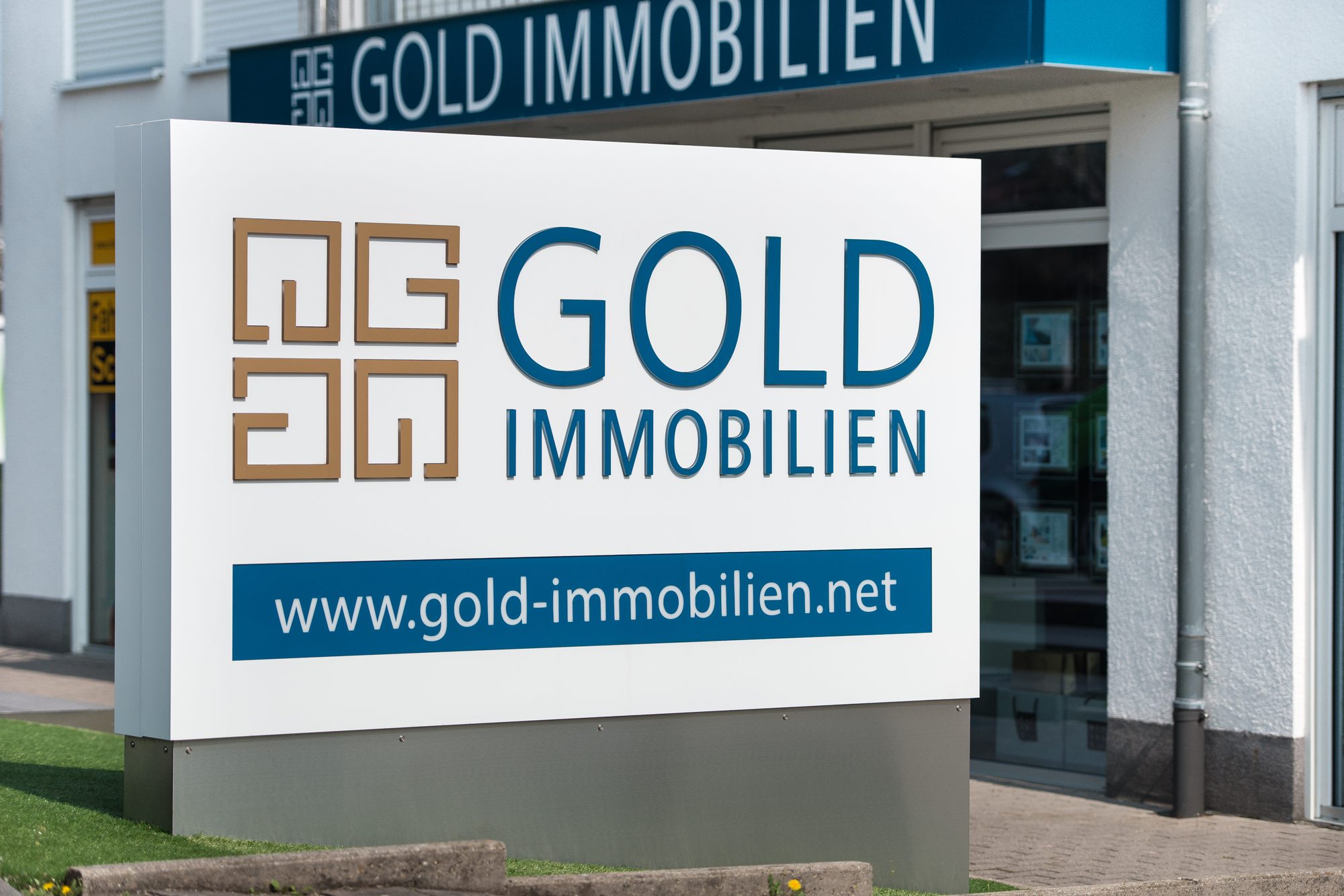 Firmenschild von GOLD IMMOBILIEN vor dem Büro in Mainz-Finthen