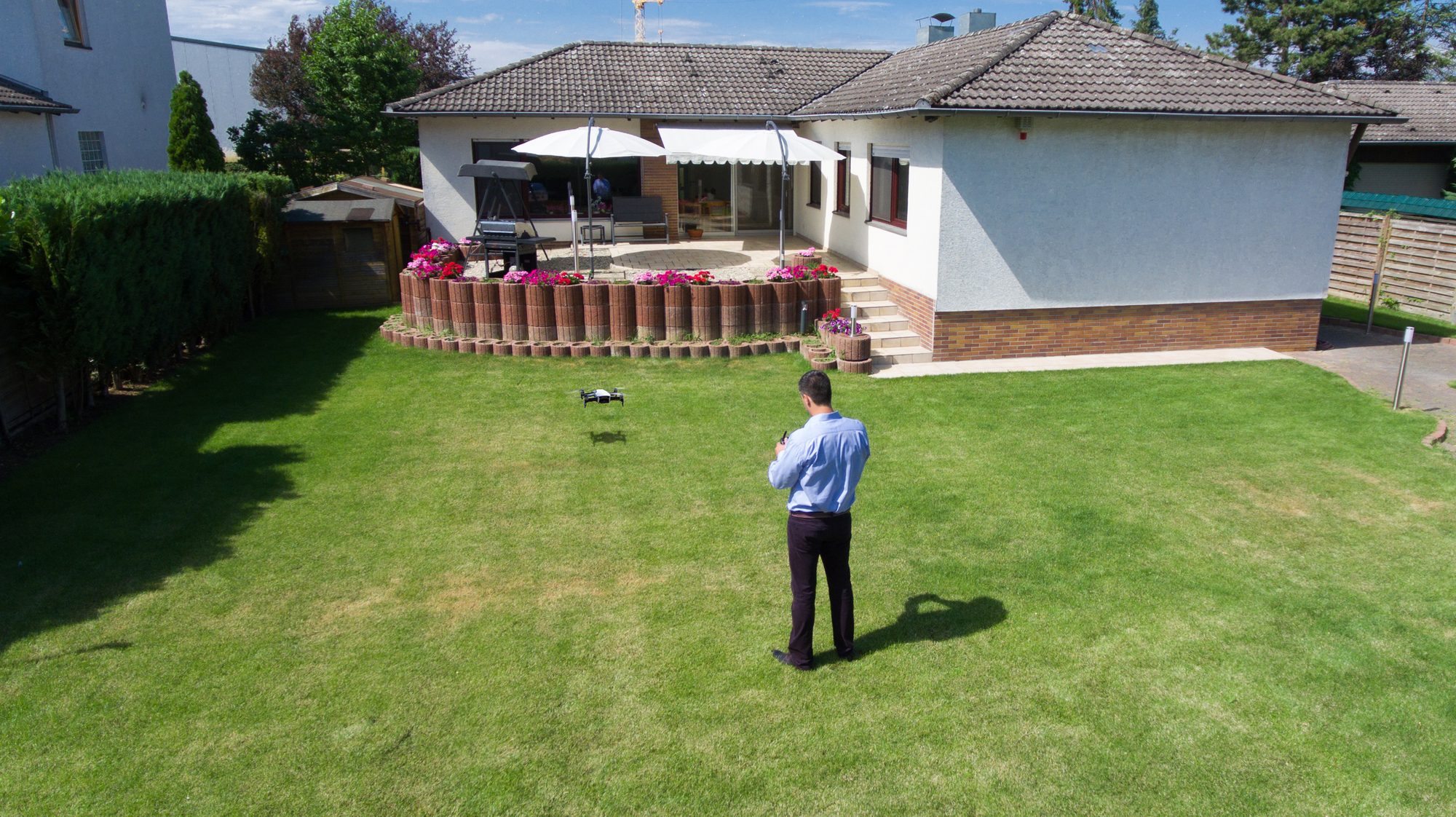 Luftaufnahme eines Einfamilienhauses mit Garten und Terrasse im Raum Mainz