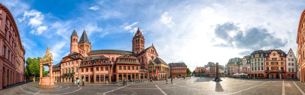 Marktplatz in der Mainzer Altstadt mit dem Dom im Hintergrund