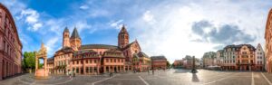 Marktplatz in der Mainzer Altstadt mit dem Dom im Hintergrund