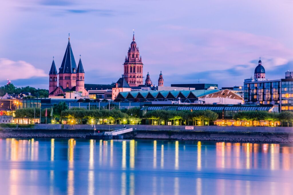 Blick über den Rhein auf den Mainzer Dom und die Altstadt in der Abenddämmerung