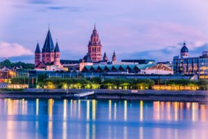Blick über den Rhein auf den Mainzer Dom und die Altstadt in der Abenddämmerung