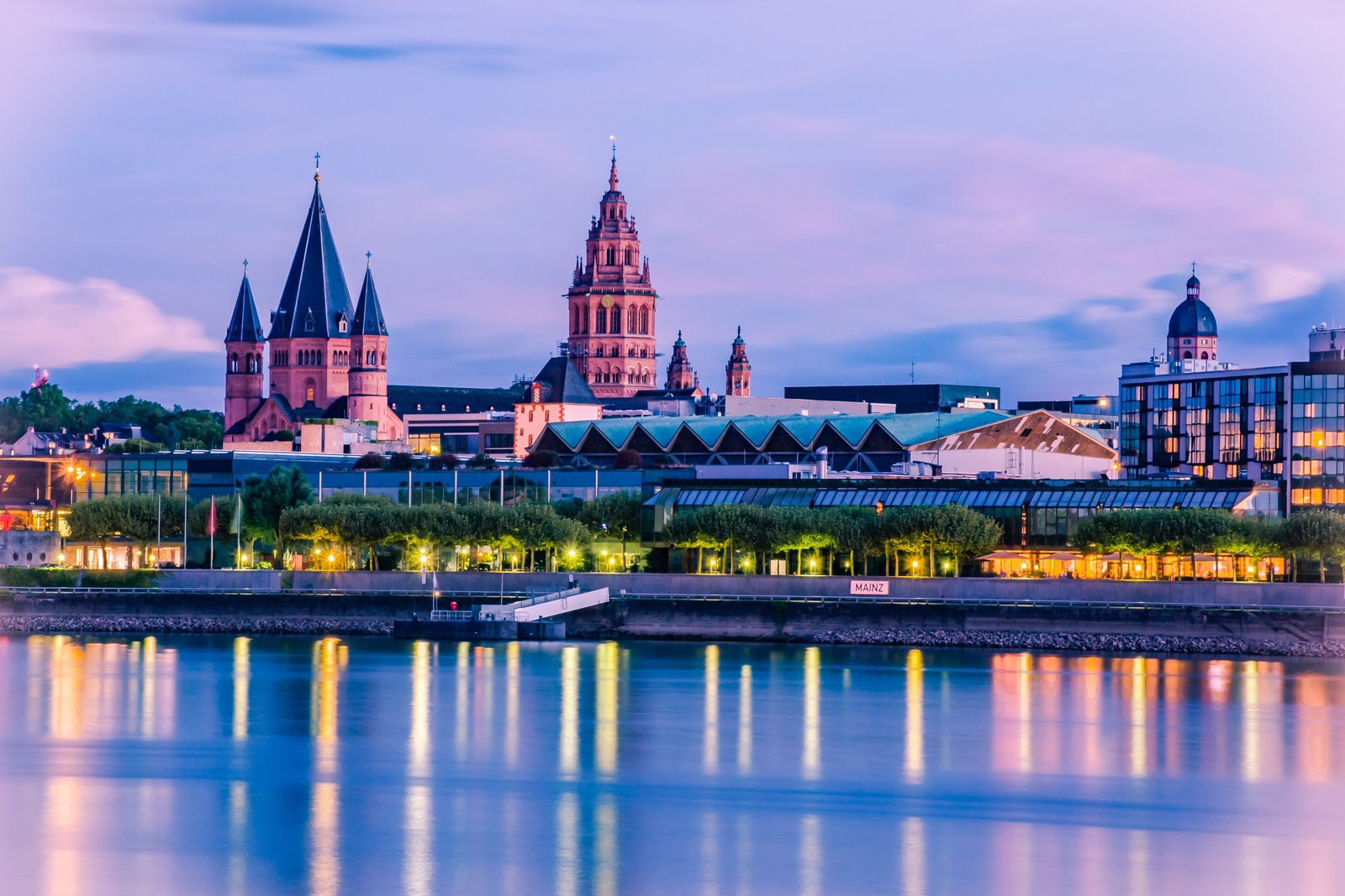 Blick über den Rhein auf den Mainzer Dom und die Altstadt in der Abenddämmerung