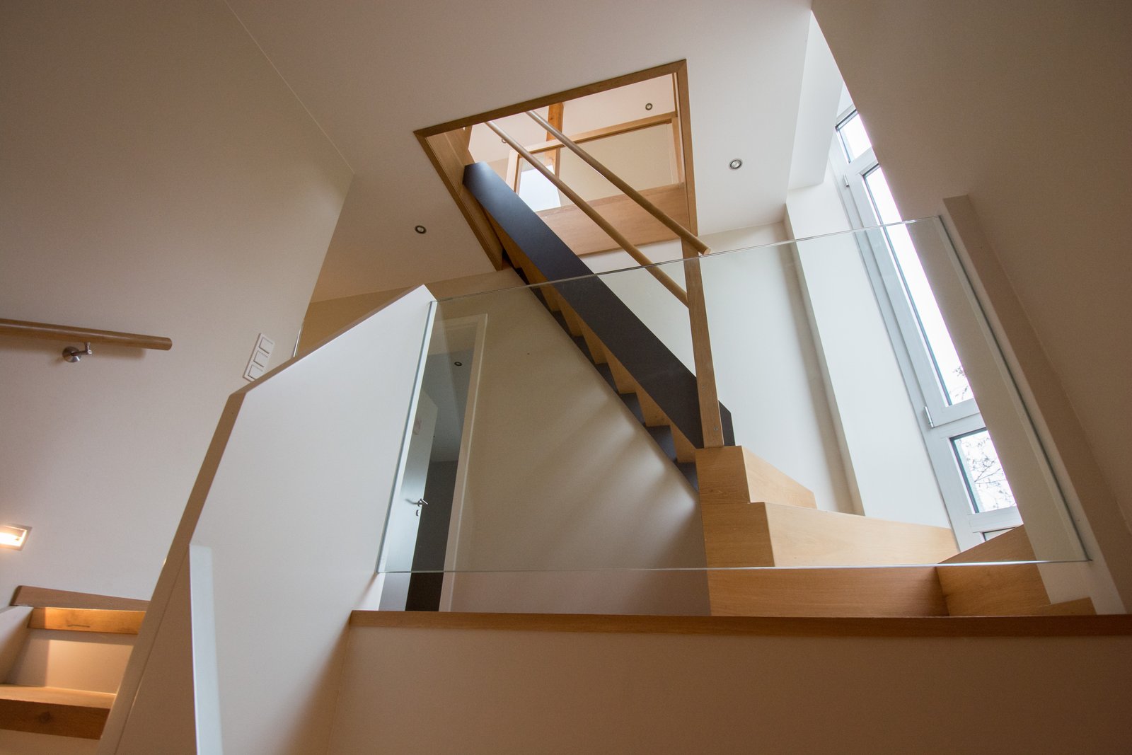 Modernes Treppenhaus mit Glasgeländer und Tageslicht
