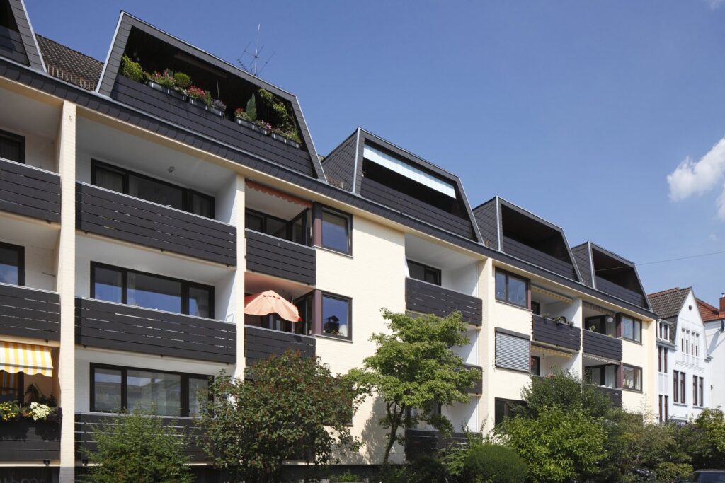 Wohnanlage mit ausgebauten Dachgeschossen und Balkonen