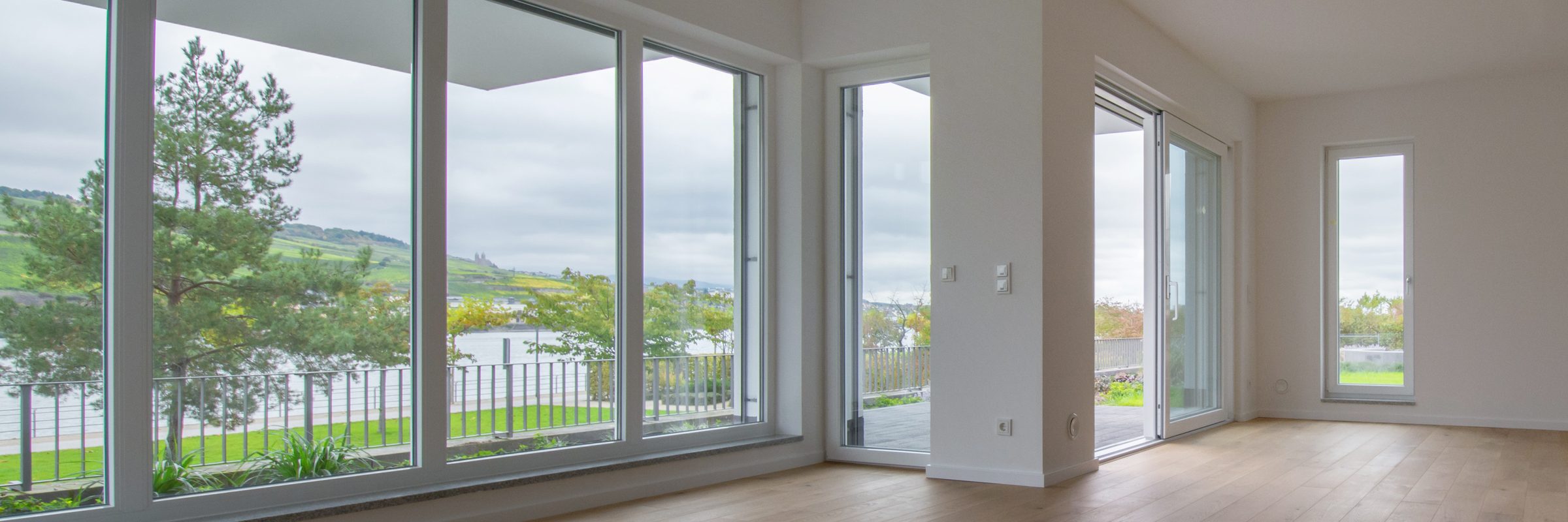 Heller Wohnraum mit Fensterfront in Mainz