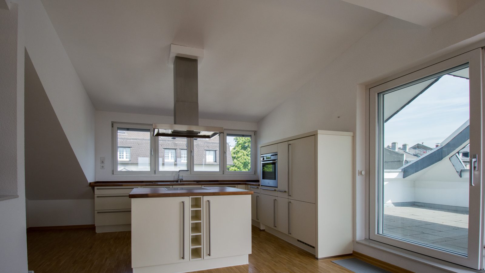 Leere Dachgeschosswohnung mit offener Küche vor der Übergabe