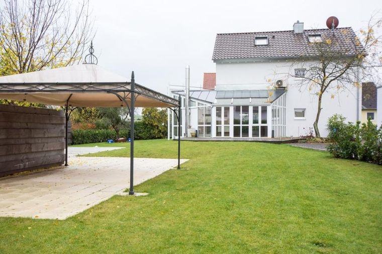 Einfamilienhaus mit Garten und überdachter Terrasse