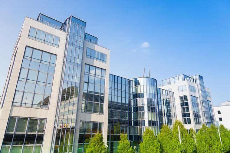 Modernes Bürogebäude mit Glasfassade