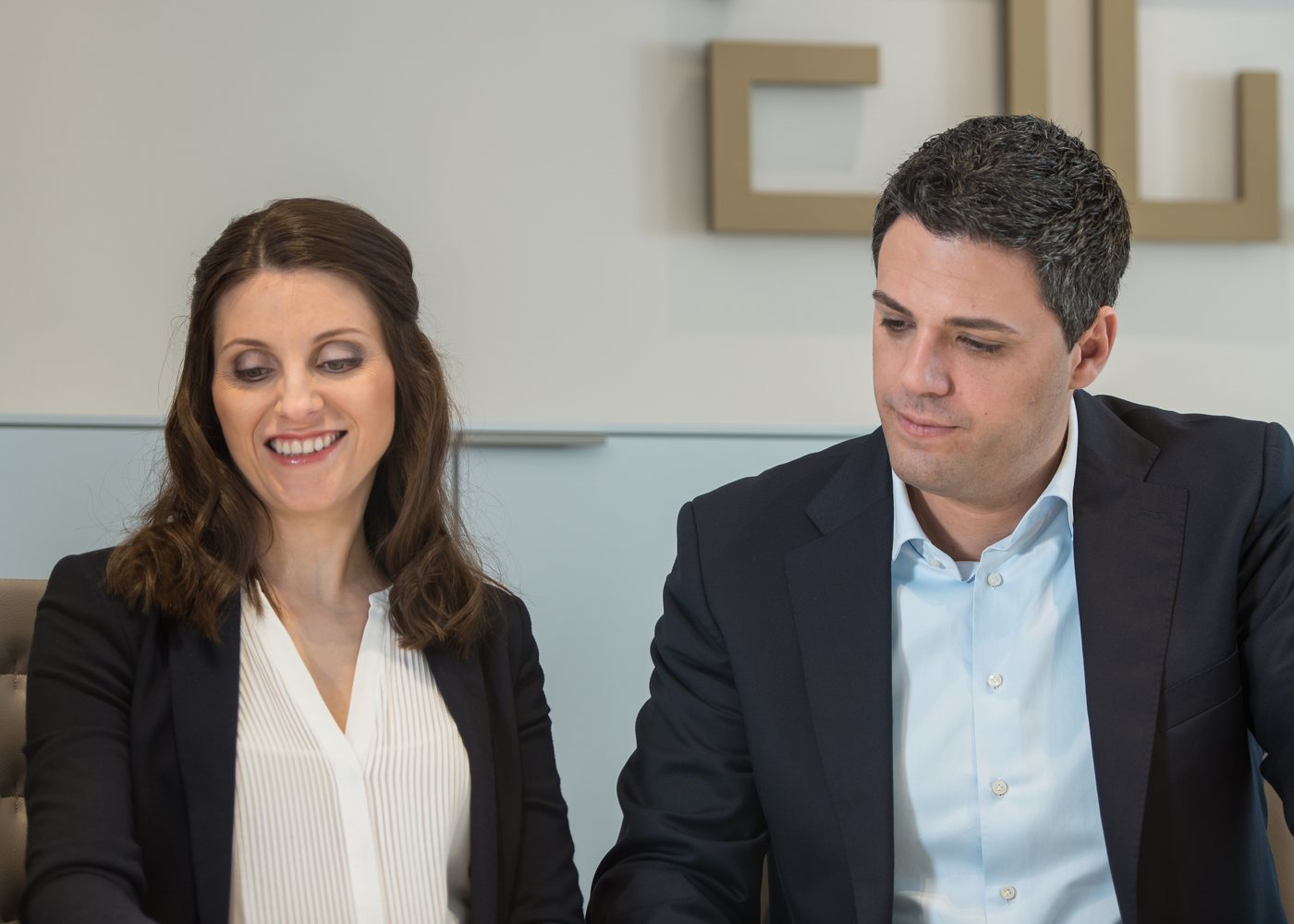 Ewa und David Gold besprechen eine Auswertung am Bildschirm
