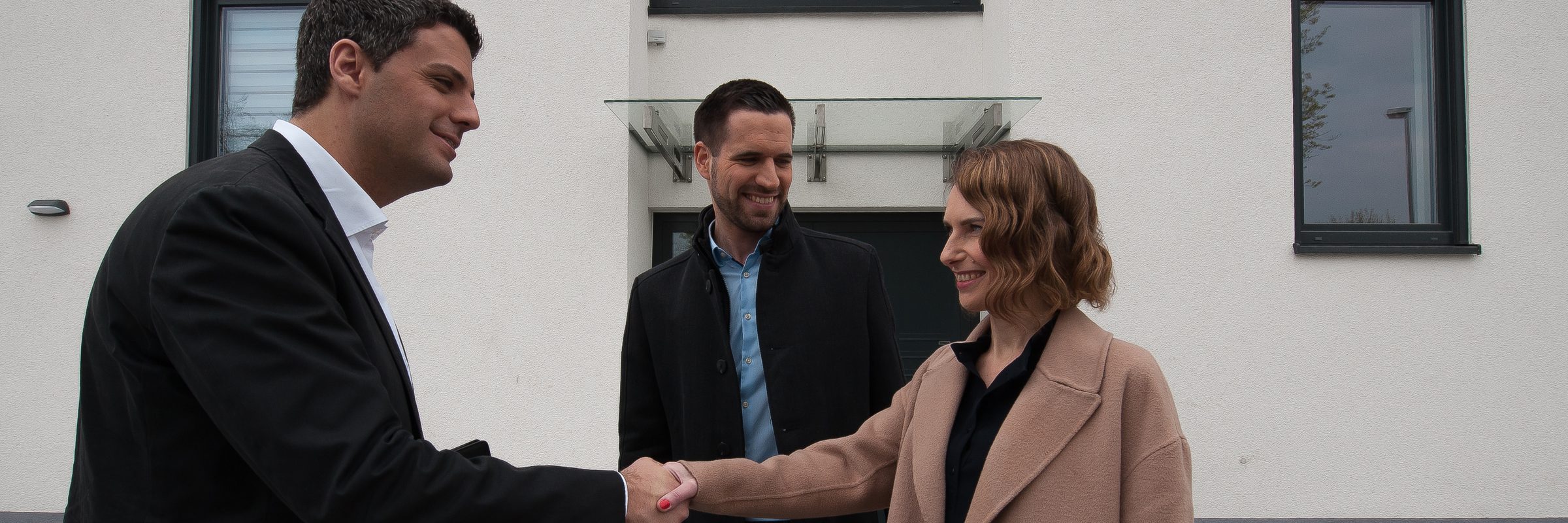 Handschlag vor dem Haus nach dem Termin