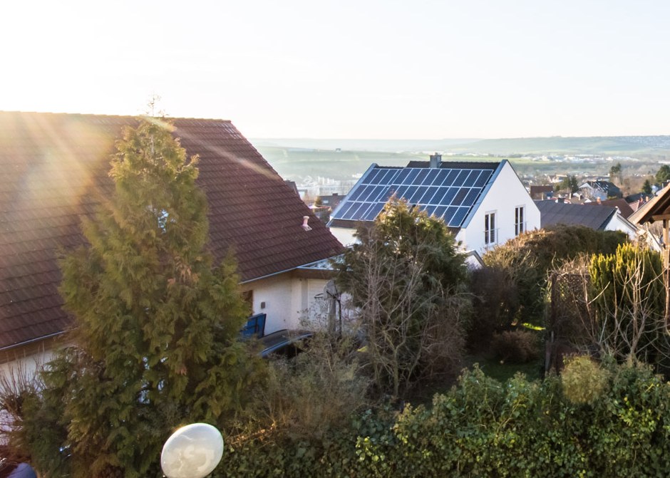 Blick über die Dächer von Nieder-Olm ins rheinhessische Hügelland