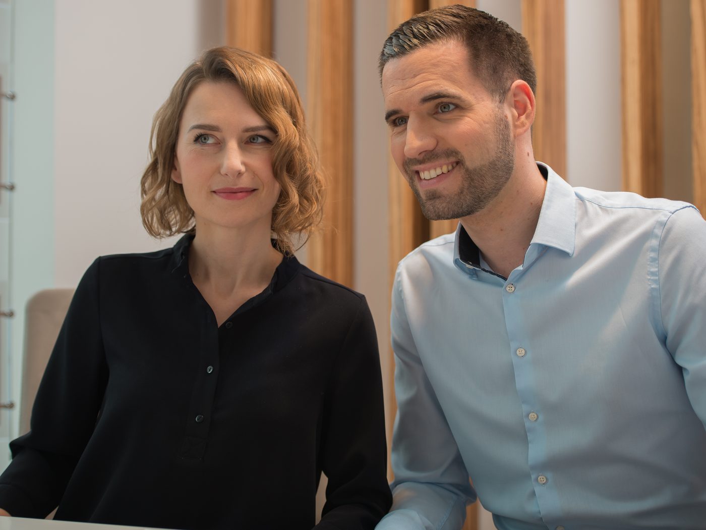 Eigentümerpaar im Gespräch über den Verkauf