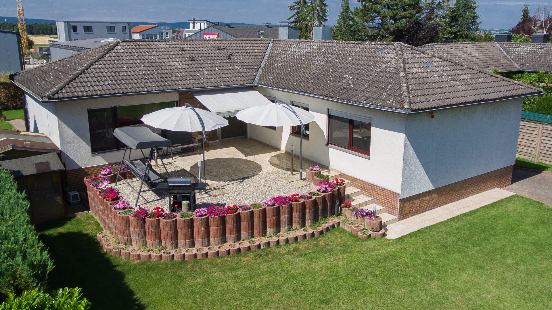 Luftbild eines Einfamilienhauses mit Terrasse und großem Garten im Rhein-Main-Gebiet
