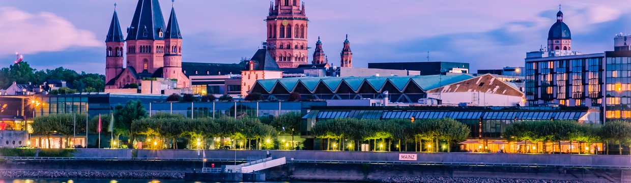 Mainz am Rhein in der Dämmerung
