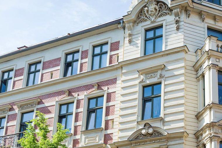 Fassade eines gründerzeitlichen Mehrfamilienhauses mit Stuckelementen