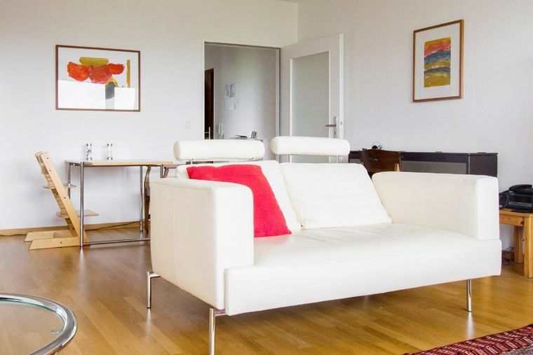 Möblierte Wohnung mit hellem Sofa und Esstisch