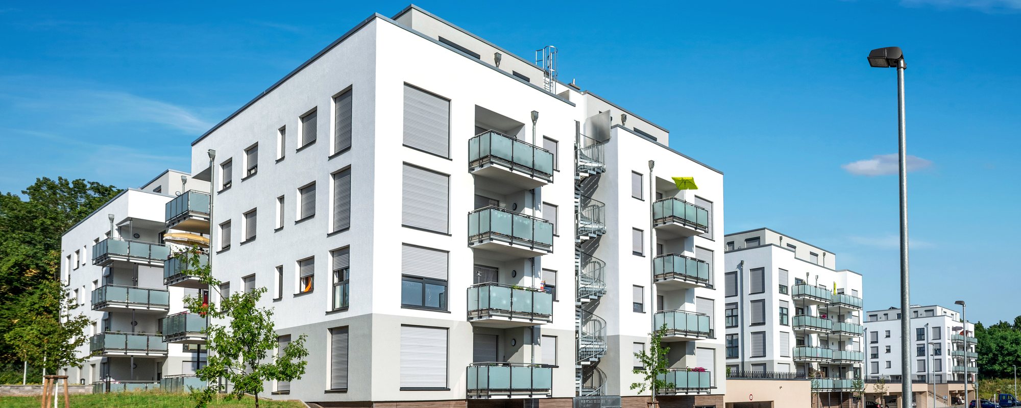 Mehrere Wohngebaeude einer Wohnanlage im Rhein-Main-Gebiet, wie sie aus einer Insolvenzmasse verwertet werden