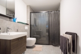 UG: Badezimmer - Modernes Wohnen auf höchstem Niveau – Exklusive Doppelhaushälfte in Ober-Olm